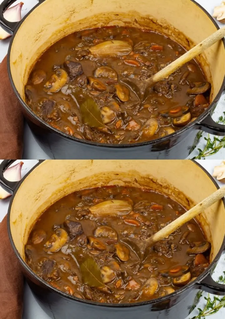 Een bord boeuf bourguignon, een smakelijke Franse stoofpot van rundvlees.