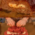 Mozzarella gehaktbrood uit de oven met gesmolten kaas en kruiden.