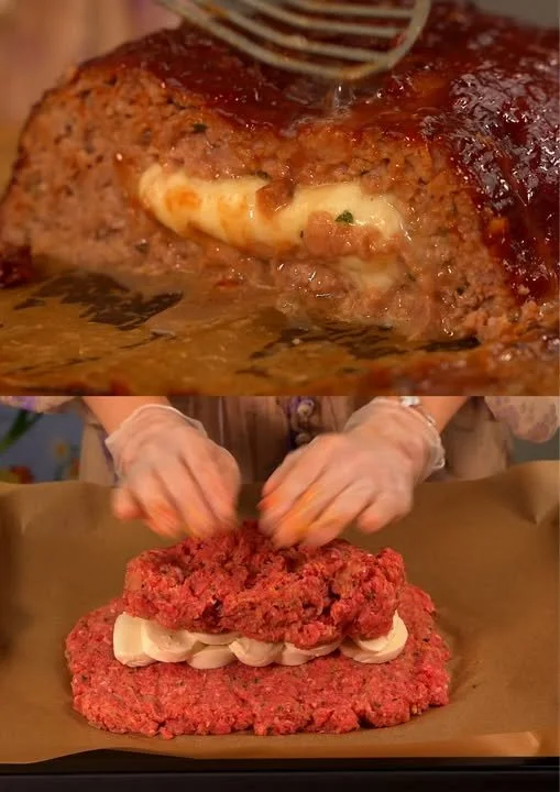 Mozzarella gehaktbrood uit de oven met gesmolten kaas en kruiden.