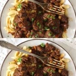 Heerlijke Duitse Goulash geserveerd met verse kruiden en brood.