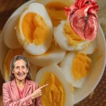 Eenvoudige omelet met groenten en kaas op een bord.