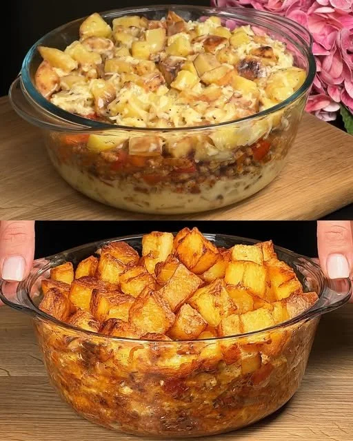 Gebaakte aardappelcasserole met gemengd vlees in een ovenschotel.