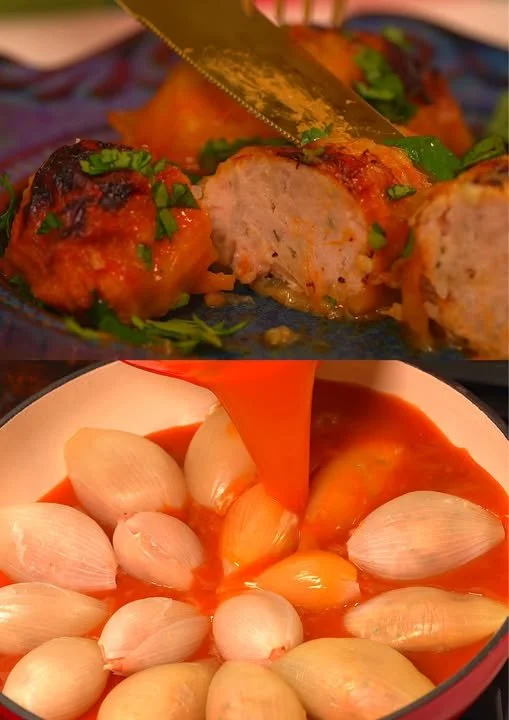 Griekse gevulde uien rolletjes met gemalen kip, een smakelijk gerecht