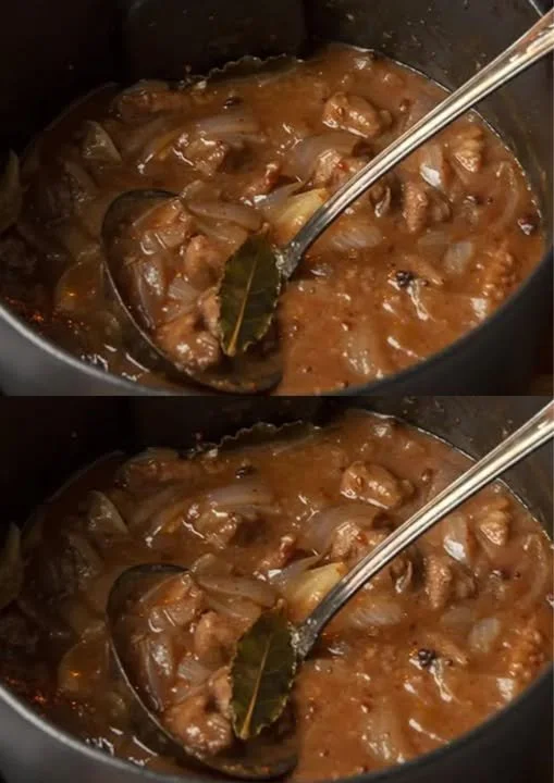 Heerlijke hachee met ontbijtkoek, geserveerd in een kom