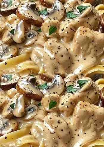 Een bord met Kip Stroganoff, geserveerd met romige saus en paddenstoelen.