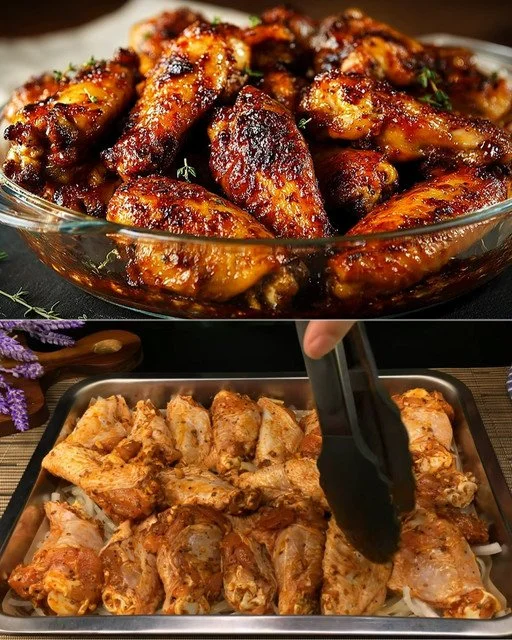 Kippenvleugels met uien uit de oven op een bord