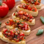 Krokante bruschetta met tomaat en basilicum op een bord