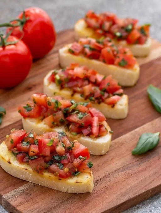 Krokante bruschetta met tomaat en basilicum op een bord