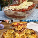 Oven gebakken macaroni met gehakt in een keramische schaal