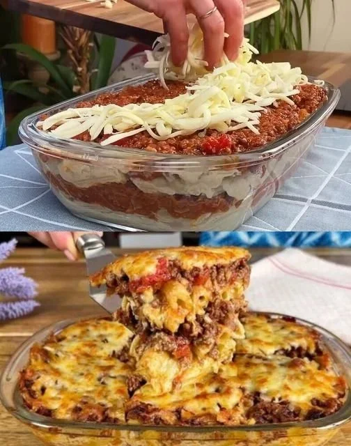 Oven gebakken macaroni met gehakt in een keramische schaal