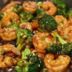 Pittige knoflook garnalen met broccoli in een pan