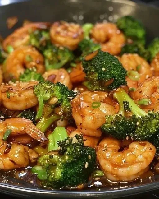 Pittige knoflook garnalen met broccoli in een pan
