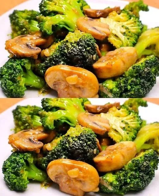 Gezonde roerbak met broccoli en champignons in een pan