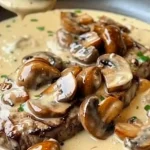 Romige filet mignon met Boursin en champignons op een bord.