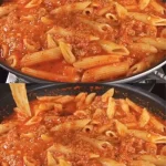 Romige tonijn pasta klaar om geserveerd te worden, ideaal voor een snel diner.