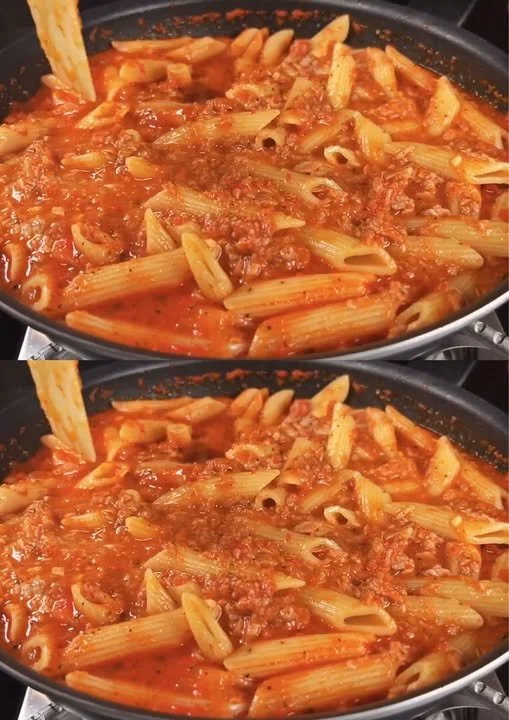 Romige tonijn pasta klaar om geserveerd te worden, ideaal voor een snel diner.
