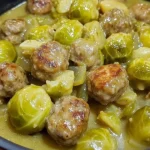 Snel en gezond recept van spruitjes met gehaktballetjes op een bord.