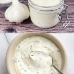 Romige knoflook-yoghurtsaus geserveerd bij een maaltijd.