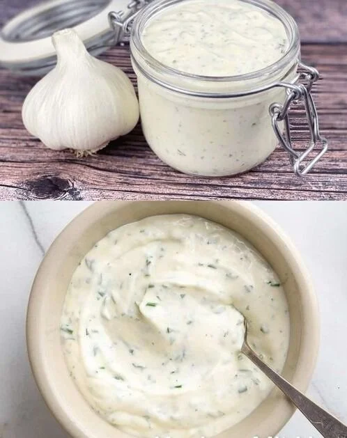 Romige knoflook-yoghurtsaus geserveerd bij een maaltijd.