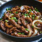 Snelle Chinese roerbak met rundvlees en uien op een bord