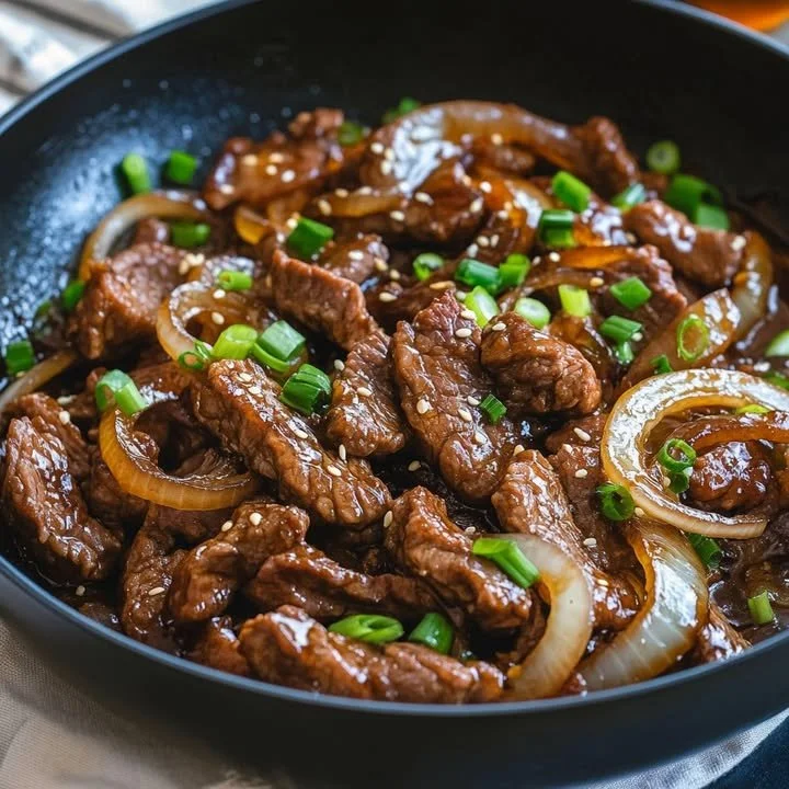 Snelle Chinese roerbak met rundvlees en uien op een bord