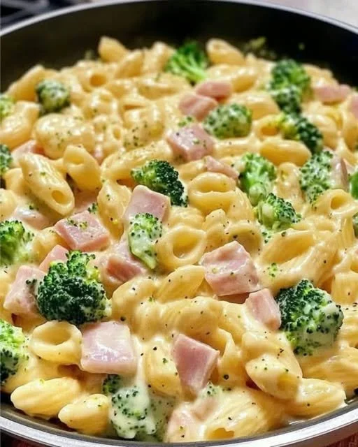 Gezonde pastaschotel met broccoli en ham, snel recept voor elke maaltijd.