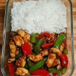 Snelle kip met paprika rijst in een pan, een makkelijke maaltijd.