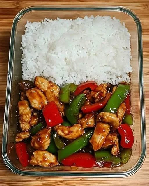 Snelle kip met paprika rijst in een pan, een makkelijke maaltijd.