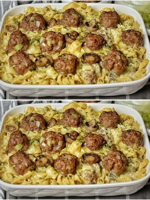 Snelle pasta met champignonsaus en gehaktballetjes op een bord