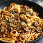 Romige tagliatelle met gehakt en champignons in een pan