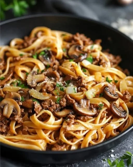 Romige tagliatelle met gehakt en champignons in een pan