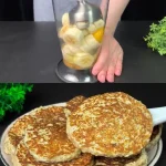 Suikervrije pannenkoeken met havermout en banaan op een bord