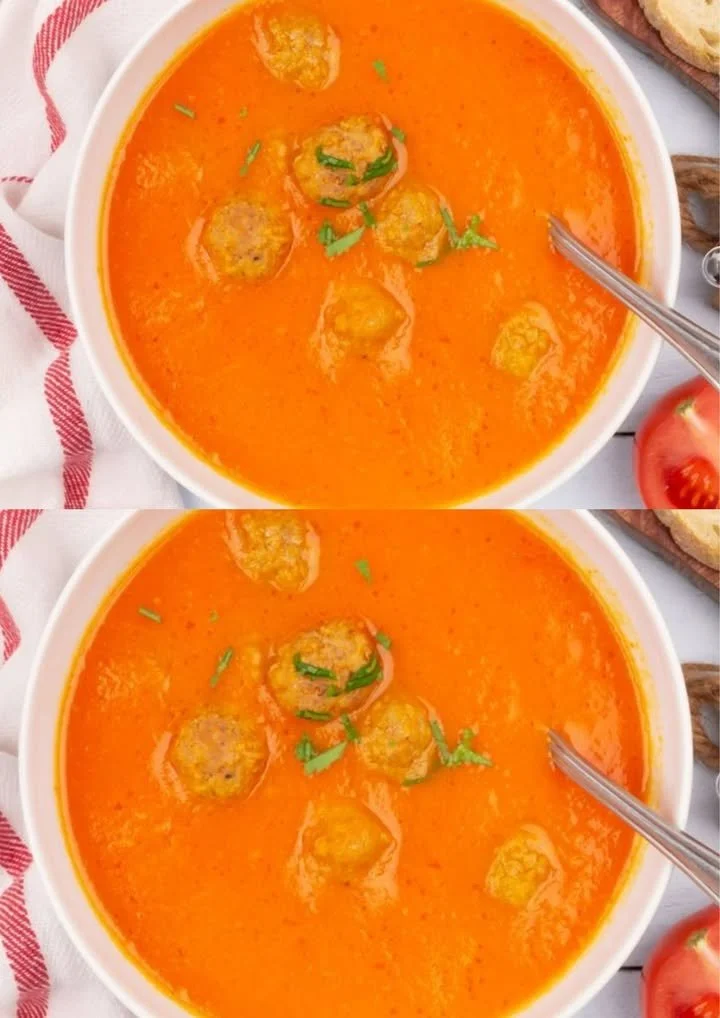Snelle tomatensoep met gehaktballetjes geserveerd in een kom