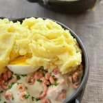 Snelle vispannetje met garnalen en romige aardappelpuree