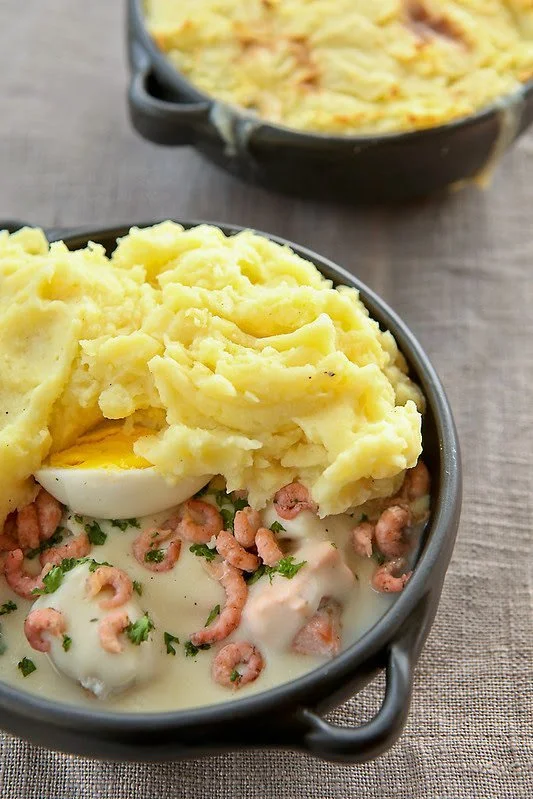Snelle vispannetje met garnalen en romige aardappelpuree