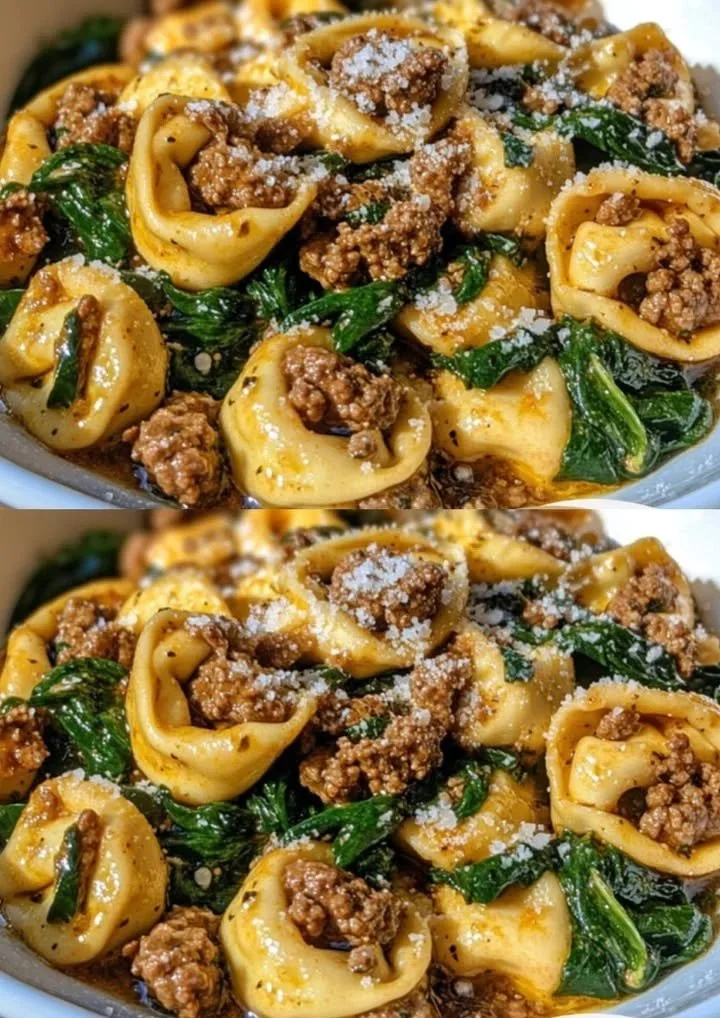 Tortellini met romige saus, rundvlees en spinazie op een bord
