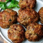 Vleeskroketten bereid in de Airfryer, goudbruin en krokant op een bord.