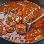 Winterse goulash, een snelle en vullende maaltijd vol smaak.