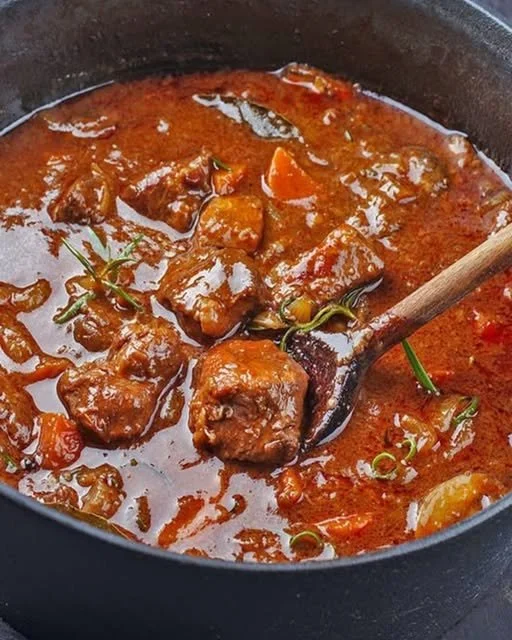 Winterse goulash, een snelle en vullende maaltijd vol smaak.