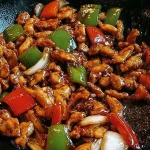 Wokgebakken kip met zwarte peper, paprika en gekaramelliseerde uien gerecht