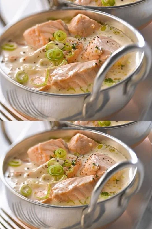 Een smakelijke zalm blanquette geserveerd met verse kruiden en groenten