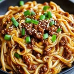 Mongoolse rundvlees linguine met soja-hoisin-glazuur in een stijlvolle presentatie.