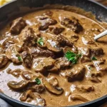 Heerlijke Beef Stroganoff geserveerd met pasta en verse kruiden