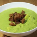 Erwtensoep met roggebroodcroutons, een winterse maaltijd