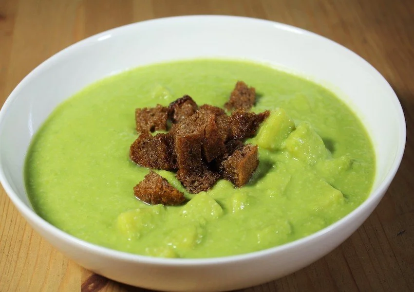 Erwtensoep met roggebroodcroutons, een winterse maaltijd