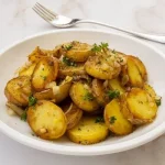 Recept voor gebakken aardappelen, knapperig en lekker, geserveerd met kruiden.