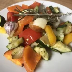 Gezond gerecht met groenten uit de oven in bakpapier