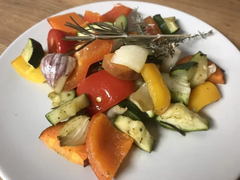 Gezond gerecht met groenten uit de oven in bakpapier