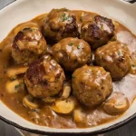 Hartige gehaktballetjes uit oma's keuken op een bord