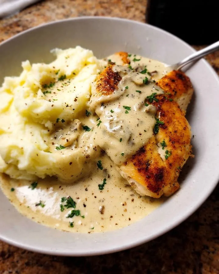 Kip pangebakken met romige Dijon-saus en boterige knoflookaardappelpuree
